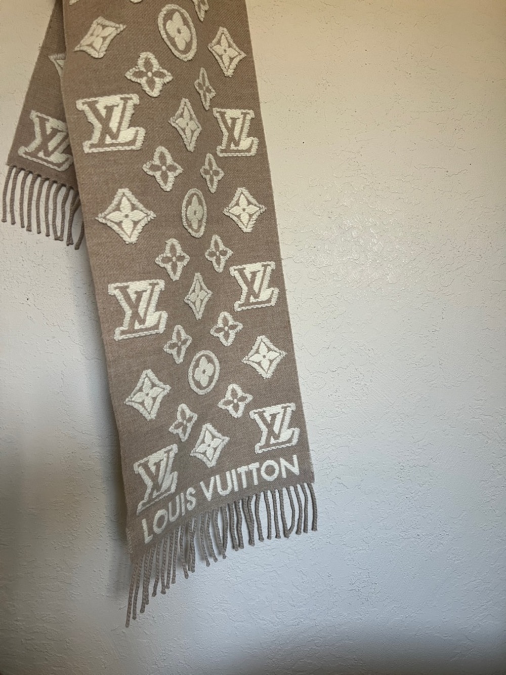 Authentic Louis Vuitton “3D LV” wool monogram scarf - Picture 5 of 8